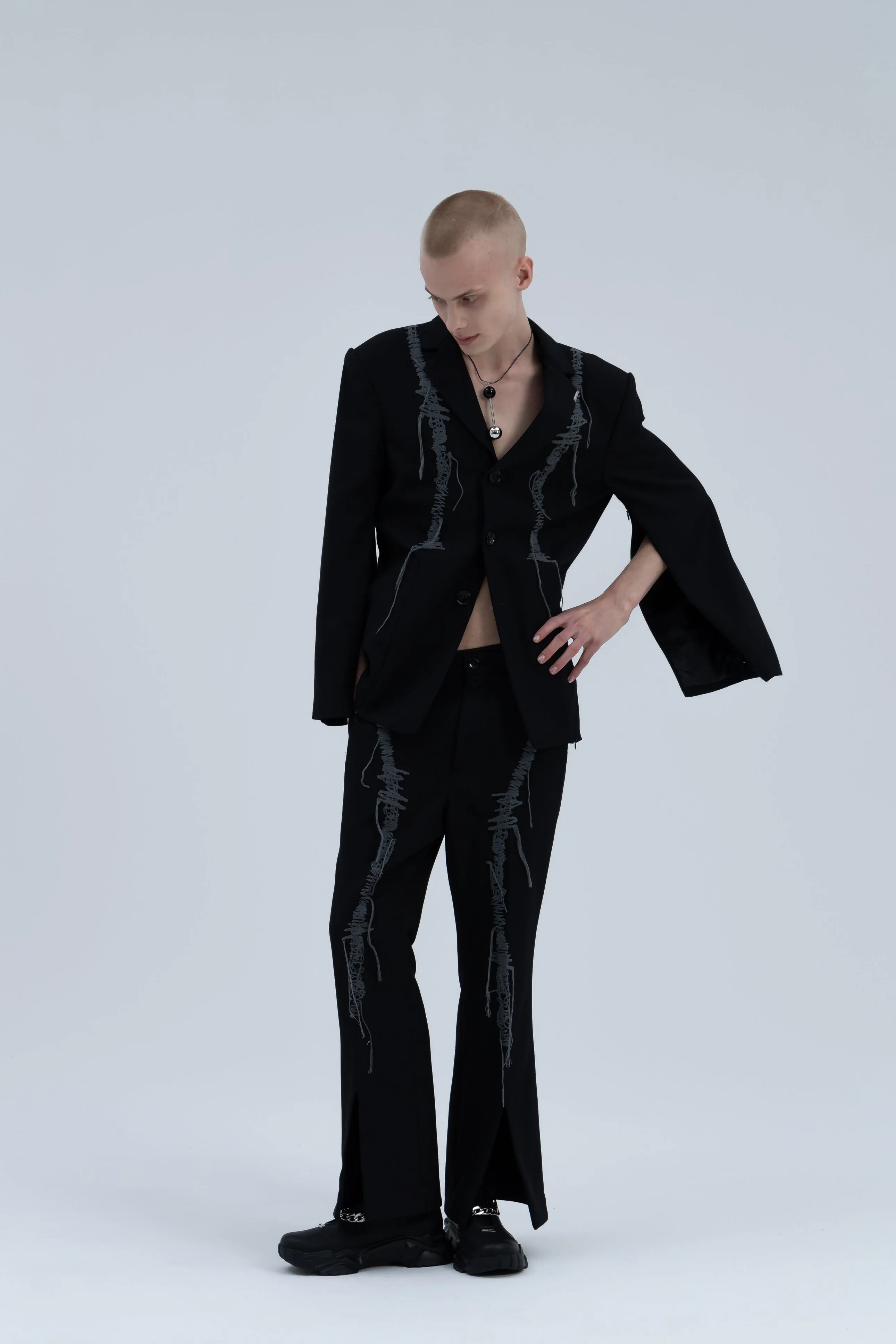 "Anonymous Embroidery  Slit Flare Pants / TW"(Black Red)