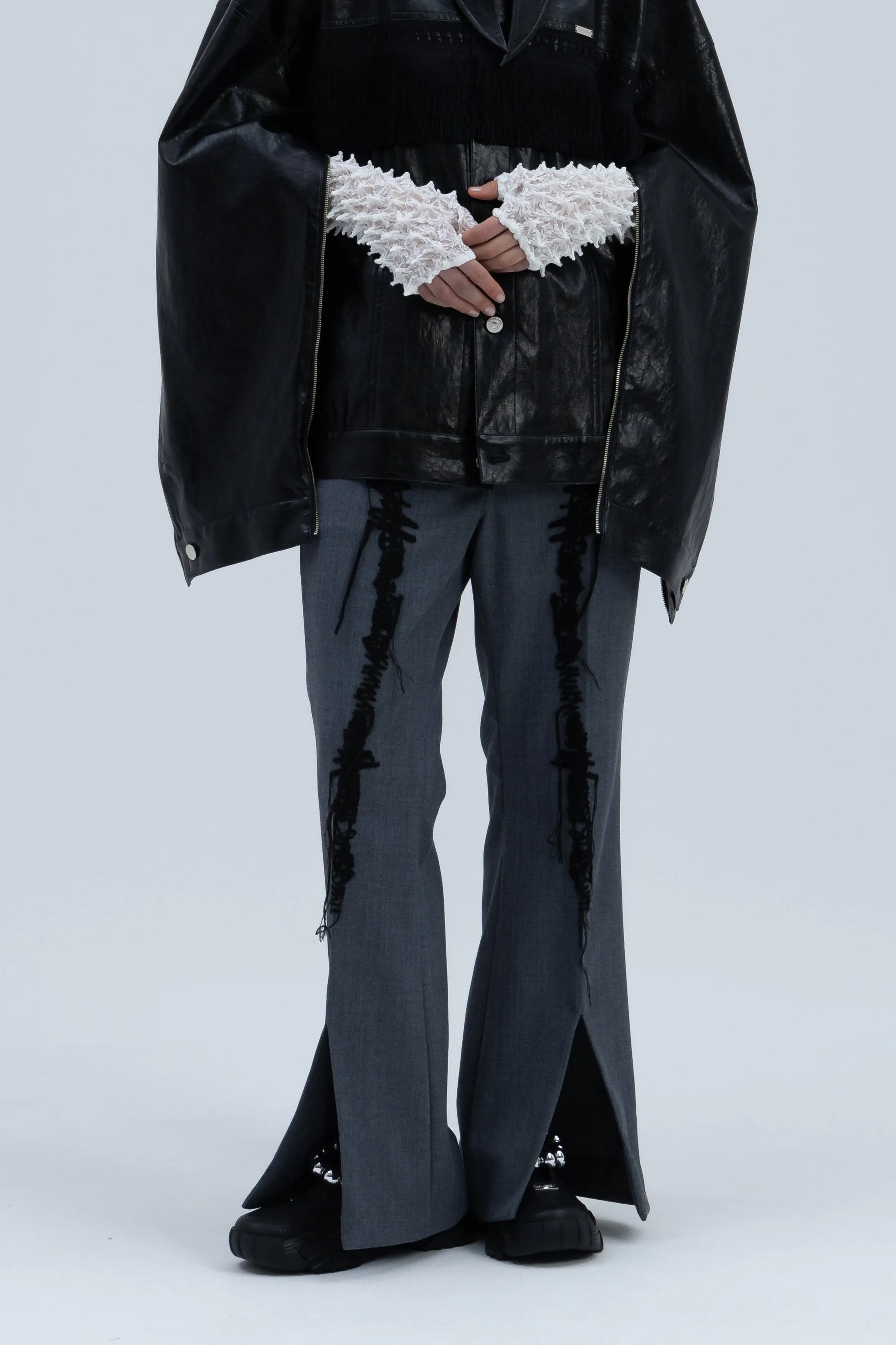 "Anonymous Embroidery  Slit Flare Pants / TW"(Black Red)