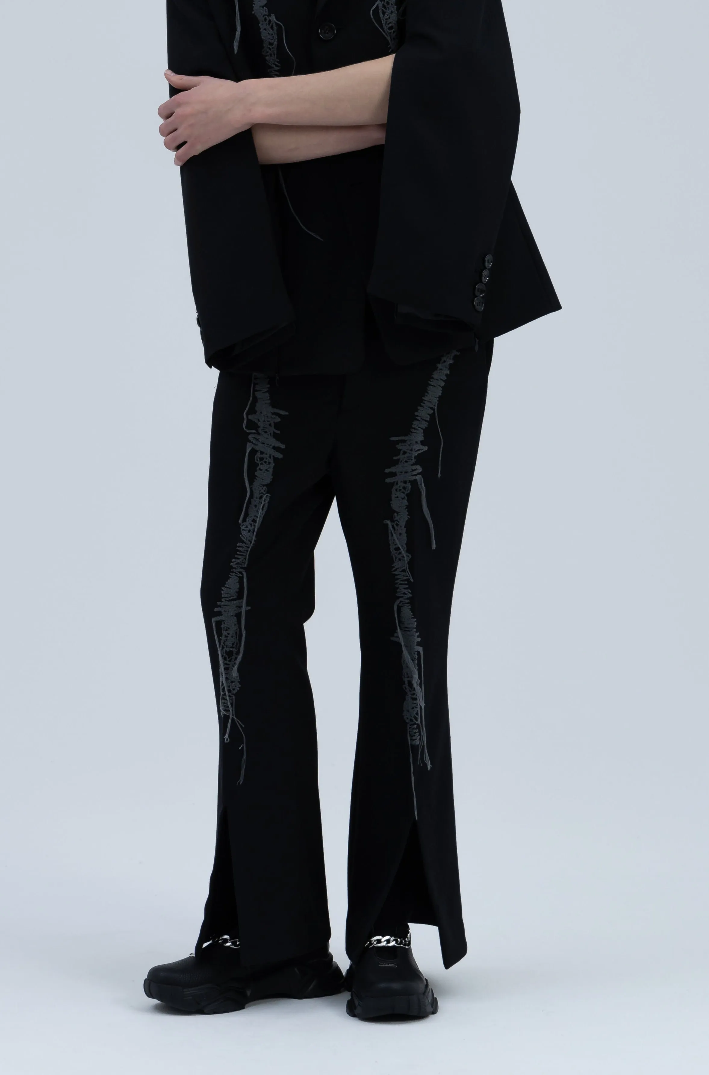 "Anonymous Embroidery  Slit Flare Pants / TW"(Black Red)